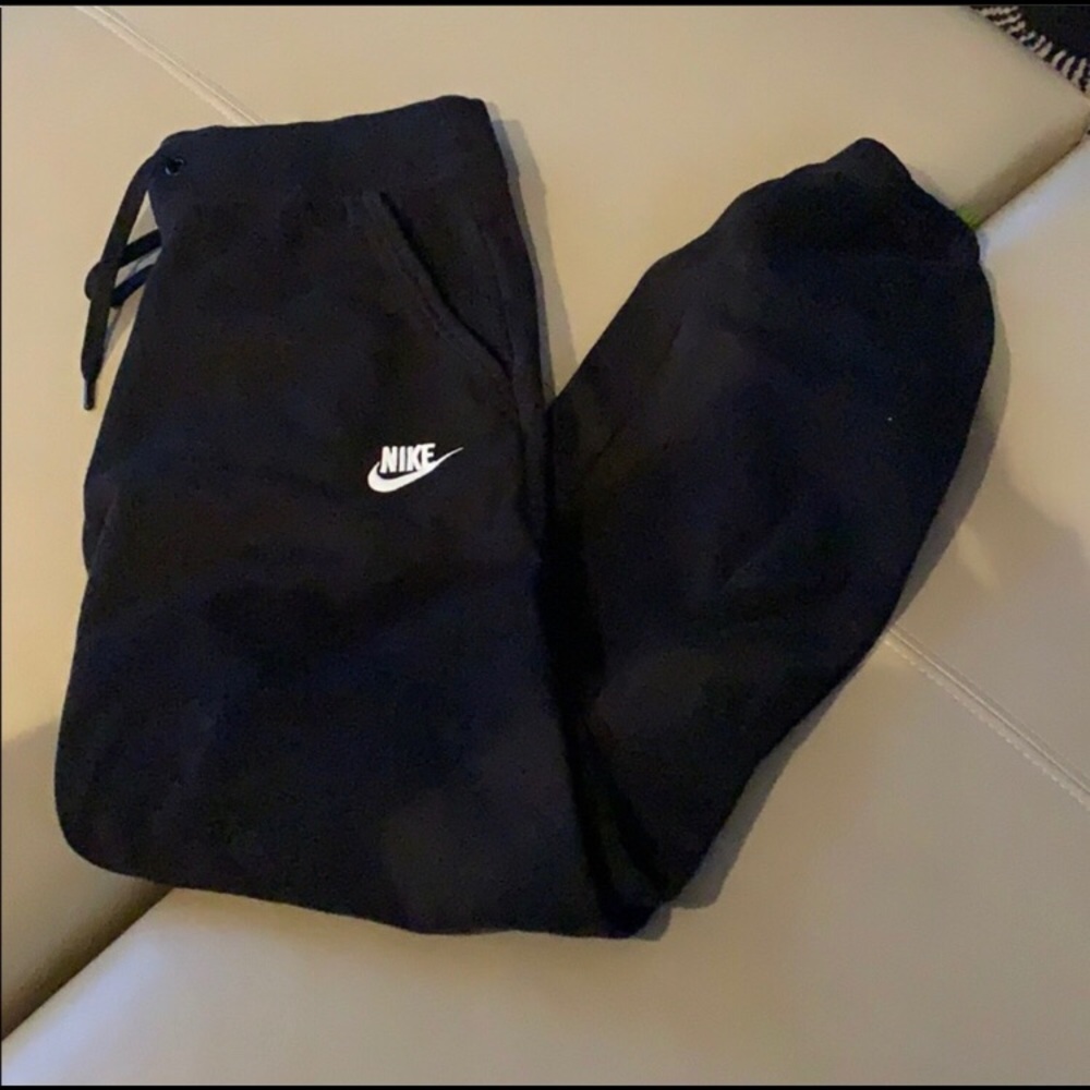 black nike sweatpant/joggers